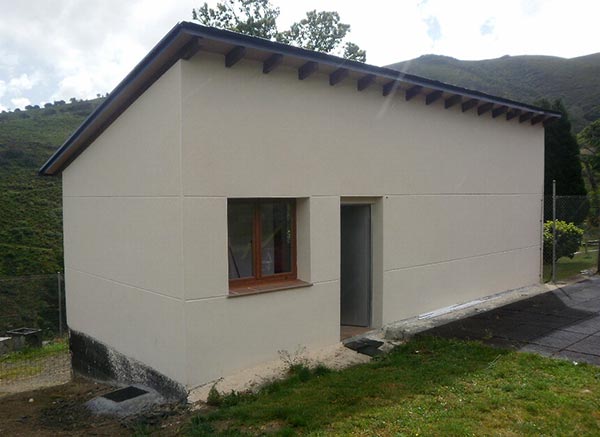 Piscina pública en Moreda – León