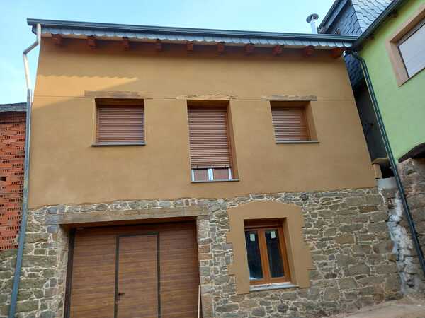 Sustitución en cubierta de edificación en Quintana de Fuseros, León