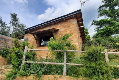 Reforma y cambio de uso de caseta de aperos a casa rural, Tedejo (León)