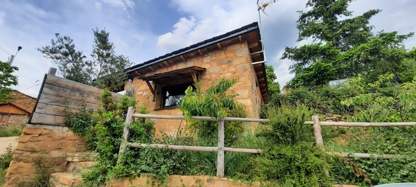 Reforma y cambio de uso de caseta de aperos a casa rural, Tedejo (León)